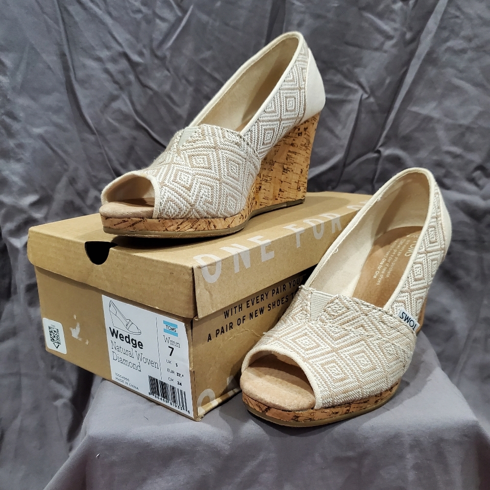 NWOT Toms Natural Woven Diamond Wedges